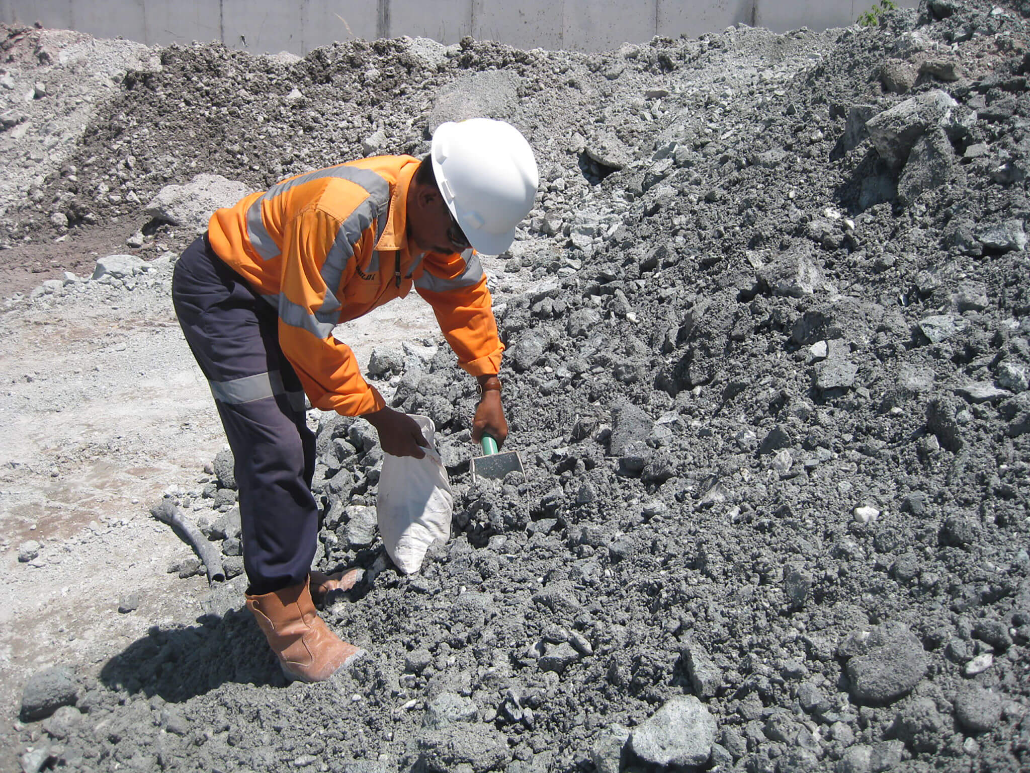 Mineral sampling at mine head